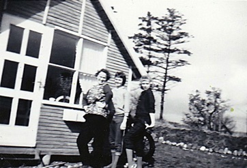 STIHUSVEJ 7, SMUT - LYSTRUP STRAND, Olga, Inge & Ellen 1959.jpg
